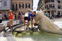 pessoas pegando água em uma fonte na itália