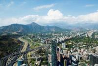 Imagem aérea de Santiago com a cordilheira dos Andes ao fundo