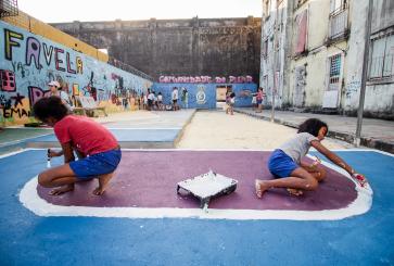 crianças participam de intervenção urbana na comunidade do pilar, em recife