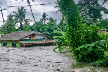 água de enchente cobre casa no município de baco, nas filipinas