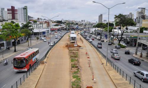 Acessibilidade ainda é um desafio para o BRT de Belo Horizonte. Na imagem, o sistema ainda em obras (foto: Mariana Gil/WRI Brasil)