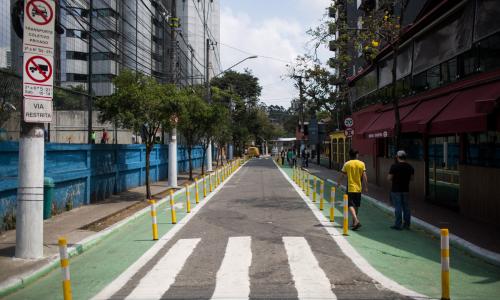 Rua Joel Carlos Borges, próxima à estação Berrini, agora tem mais espaço e proteção para quem caminha (foto: Victor Moriyama/WRI Brasil)