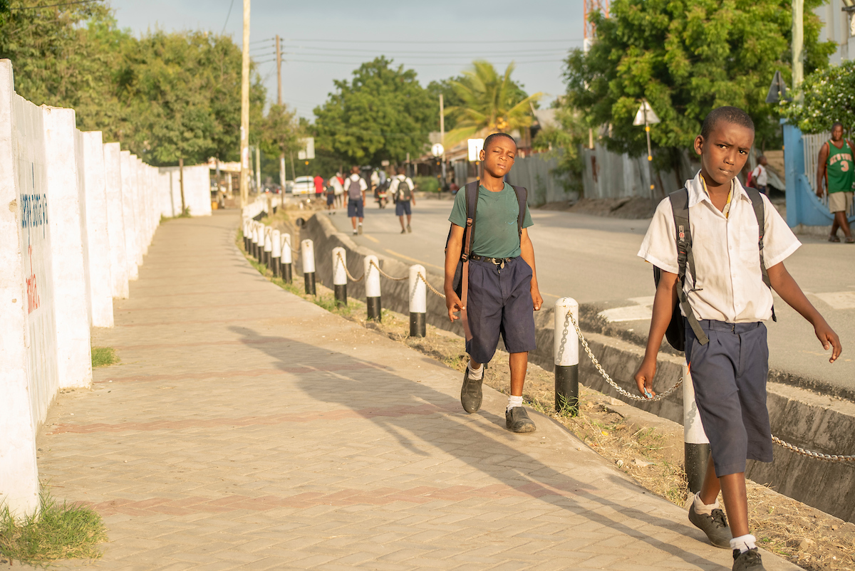 <p>Crianças de Dar es Salaam caminham para a escola em segurança em um caminho criado pelo projeto SARSAI, liderado por Ayikai Charlotte Poswayo (Foto: Kyle Laferriere)</p>