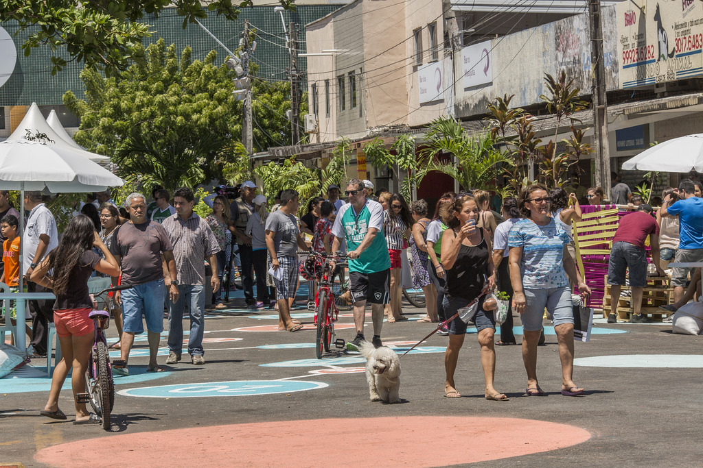 <p>Pedestres caminhando em Fortaleza</p>