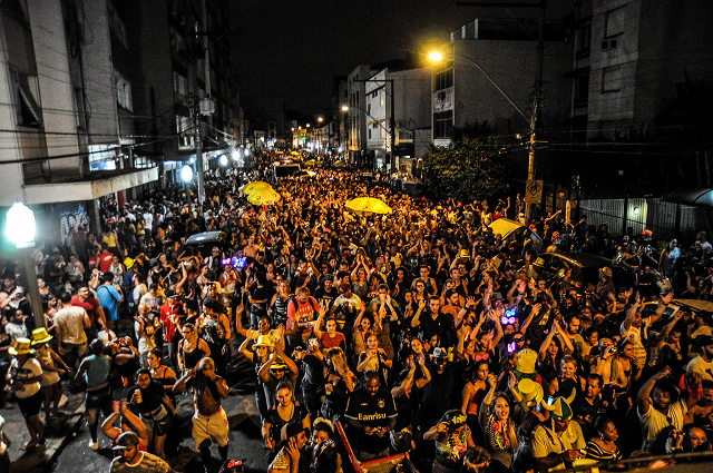 <p>Multidão de pessoas à noite na rua João Alfredo, em Porto Alegre (Foto: Joel Vargas/PMPA)</p>