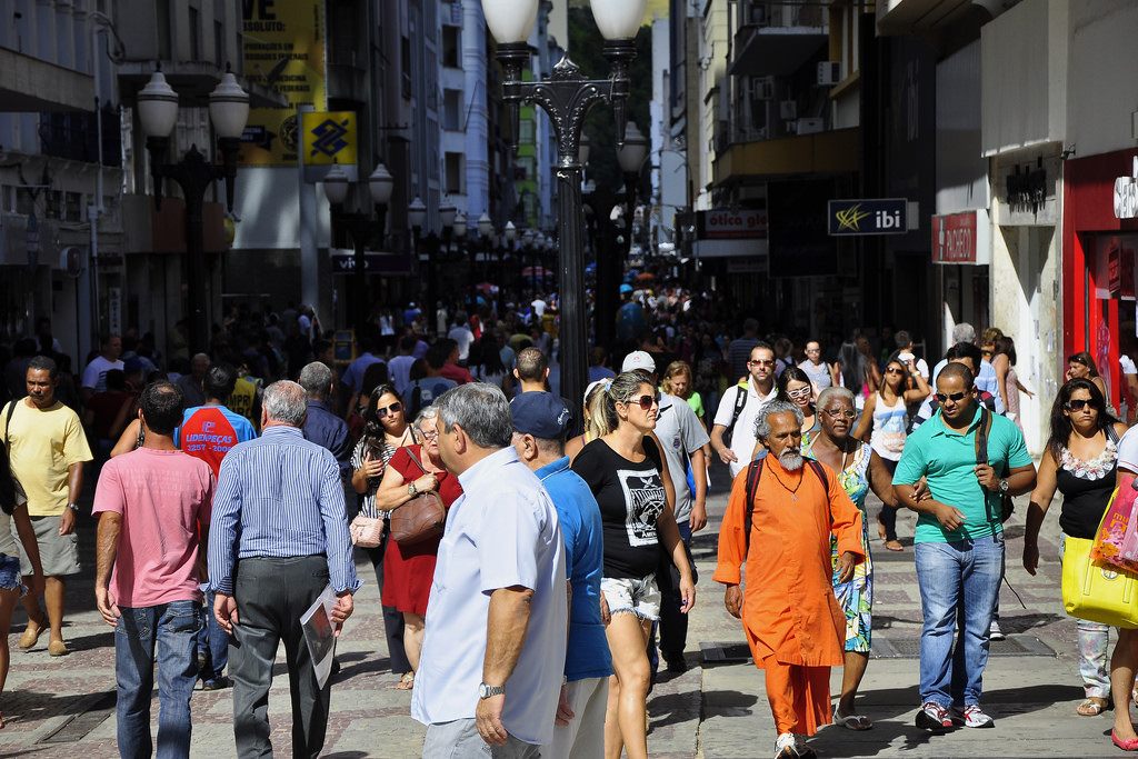 <p>Pedestrians in busy street, Juiz de Fora</p>