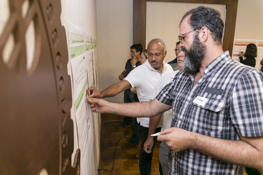 <p>Dinâmica permitiu que os participantes indicassem os principais problemas e soluções para a Rua José Paulino (Foto: Daniel Hunter/WRI Brasil)</p>