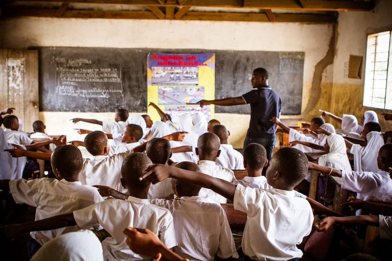 <p>SARSAI realiza melhorias nas infraestruturas em locais estratégicos ao redor de escolas, mas também trabalha diretamente com estudantes para ensinar comportamentos seguros (Foto: Edward Echwalu/Amend)</p>
