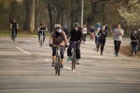 pessoas andando de bicicleta com máscaras covid-19