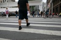 Abordagem atribui alta prioridade à proteção dos usuários vulneráveis das vias, como pedestres e ciclistas (Foto: Joana Oliveira/WRI Brasil)