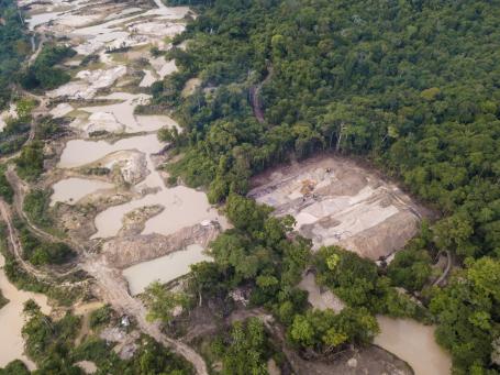 Área da Floresta Amazônica onde a mineração ilegal de ouro contaminou o rio e desmatou a floresta