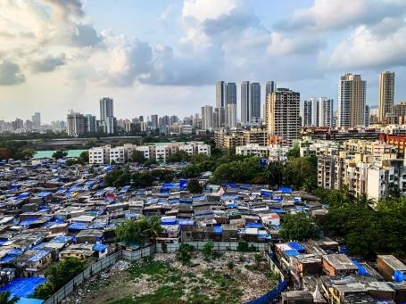 Subúrbios de Mumbai, na Índia, com telhados de metal nas casas.