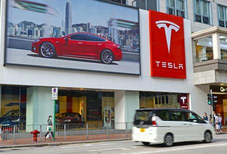 Uma grande placa da Tesla em um showroom em Hong Kong