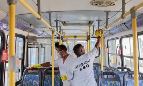 funcionários da prefeitura realizam limpeza em ônibus