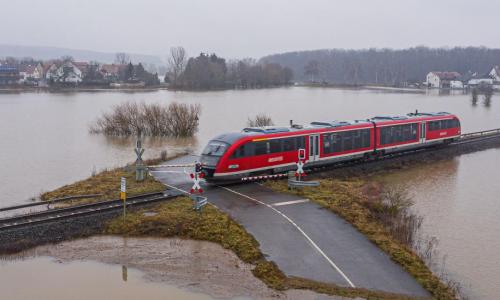 Trem circula rodeado de água durante enchente recente na Alemanha