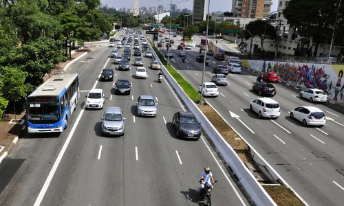 carros em avenida da cidade de São Paulo