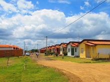 Casas de um empreendimento do Minha Casa, Minha Vida em Antonio Cardoso, na Bahia (foto: Paulomedford/Wikimedia Commons)