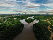 Imagem aerea mostra o rio Jucu, no Espírito Santo