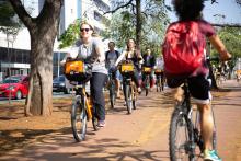 Os programas de bicicleta compartilhada evoluíram e hoje são meio de transporte e até instrumento de trabalho (Foto: Joana Oliveira/WRI Brasil)