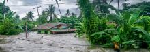 água de enchente cobre casa no município de baco, nas filipinas
