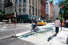 Ciclista idoso utilizando infraestrutura segura em Nova York 