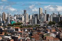 imagem aérea de salvador mostra favelas em constraste com condomínios