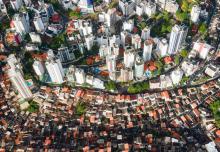 prédios e favela