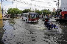 moradores de Manaus durante enchente ocorrida em maio de 2021