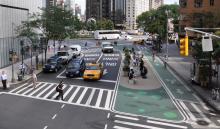 broadway, em nova york, com calçadas estendidas para maior segurança dos pedestres