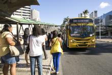 Ônibus se aproxima de ponto de parada em Salvador (Foto: Mariana Gil/WRI Brasil)
