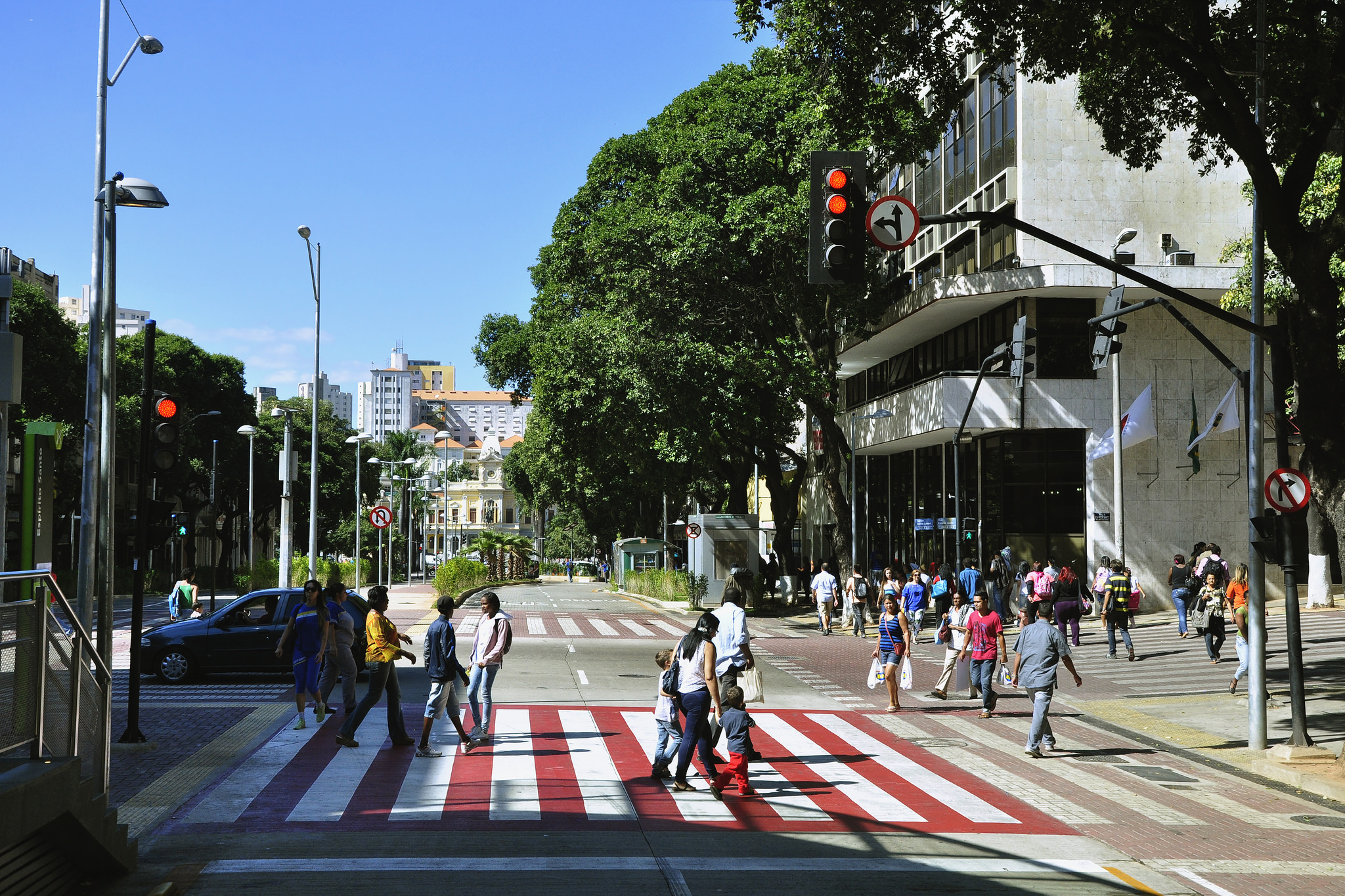 <p>Avenida Santos Dumont, em Belo Horizonte, prioriza pedestres, ciclistas e o transporte coletivo</p>