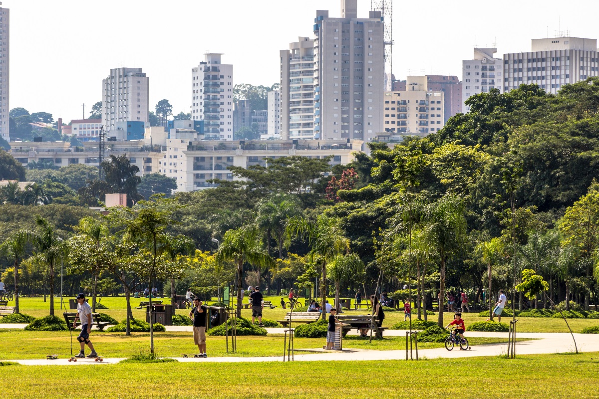 <p>foto do Parque Villa Lobos em São Paulo. Áreas verdes geram inúmeros benefícios e podem funcionar como parte da solução para infraestrutura básica como saneamento e drenagem</p>