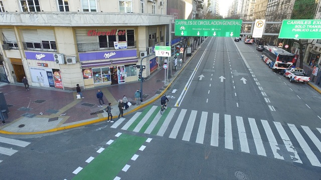 <p>Pedestres e ciclistas em uma Avenida Córdoba vazia </p>