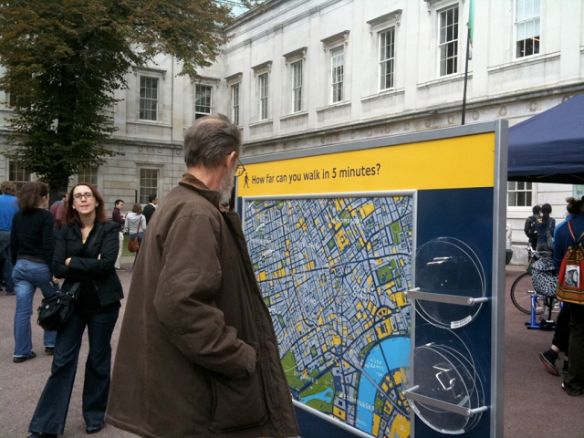 <p>Sinalização informativa em Londres mostra onde o pedestre pode chegar em 5 minutos de caminhada. (Foto: Charlotte Gilhooly)</p>