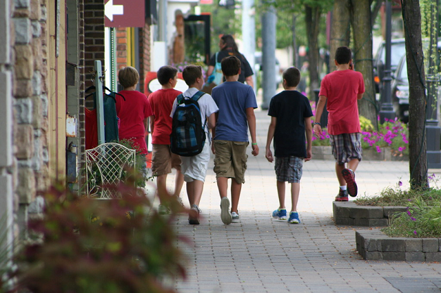 <p>Segurança das crianças também é impactada pelo desenho urbano (Foto: Michigan Municipal League/Flickr)</p>