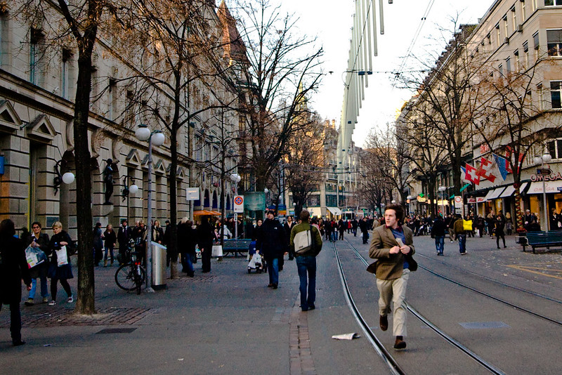 <p>Banhofstrasse, famosa pelo intenso fluxo de pedestres (Foto: Pedro Szekely/Flickr)</p>