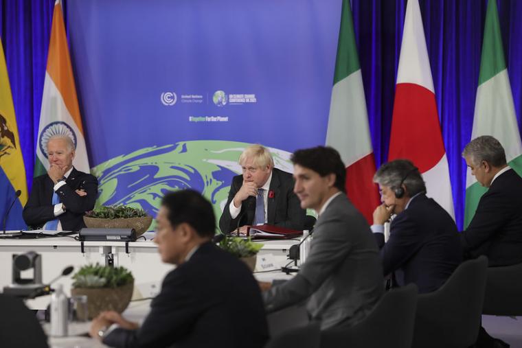 <p>Boris Johnson e Joe Biden em mesa da COP26</p>