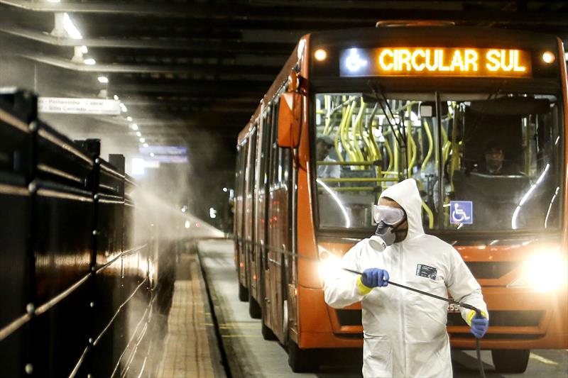 <p>Profissional faz limpeza em terminal de ônibus de Curitiba</p>
