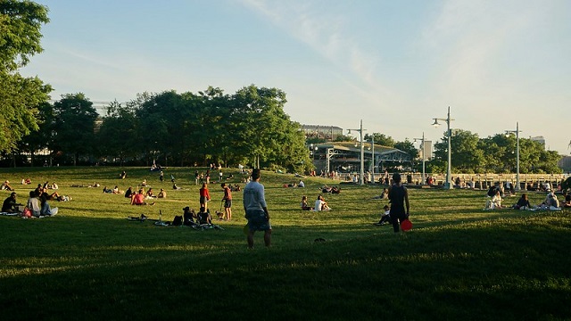 <p>parque público com crianças e pessoas</p>