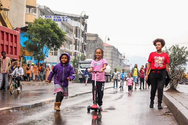 <p>>Crianças caminham e andam de patinete em rua aberta de Addis Ababa</p>