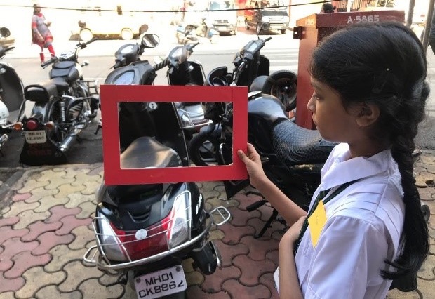 <p>>Uma estudante em Mumbai participa de uma atividade organizada pelo WRI Índia para pensar as ruas a partir do ponto de vista das crianças</p>