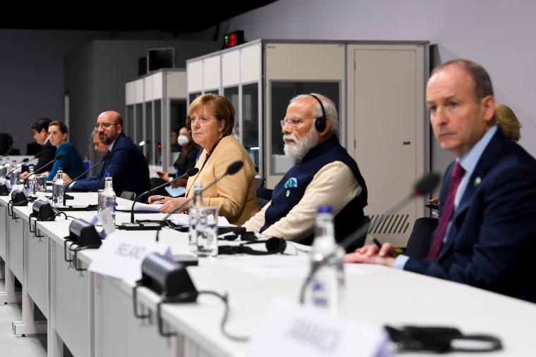 <p>foto de líderes globais sentado na mesa da Cúpula de Líderes da COP26</p>