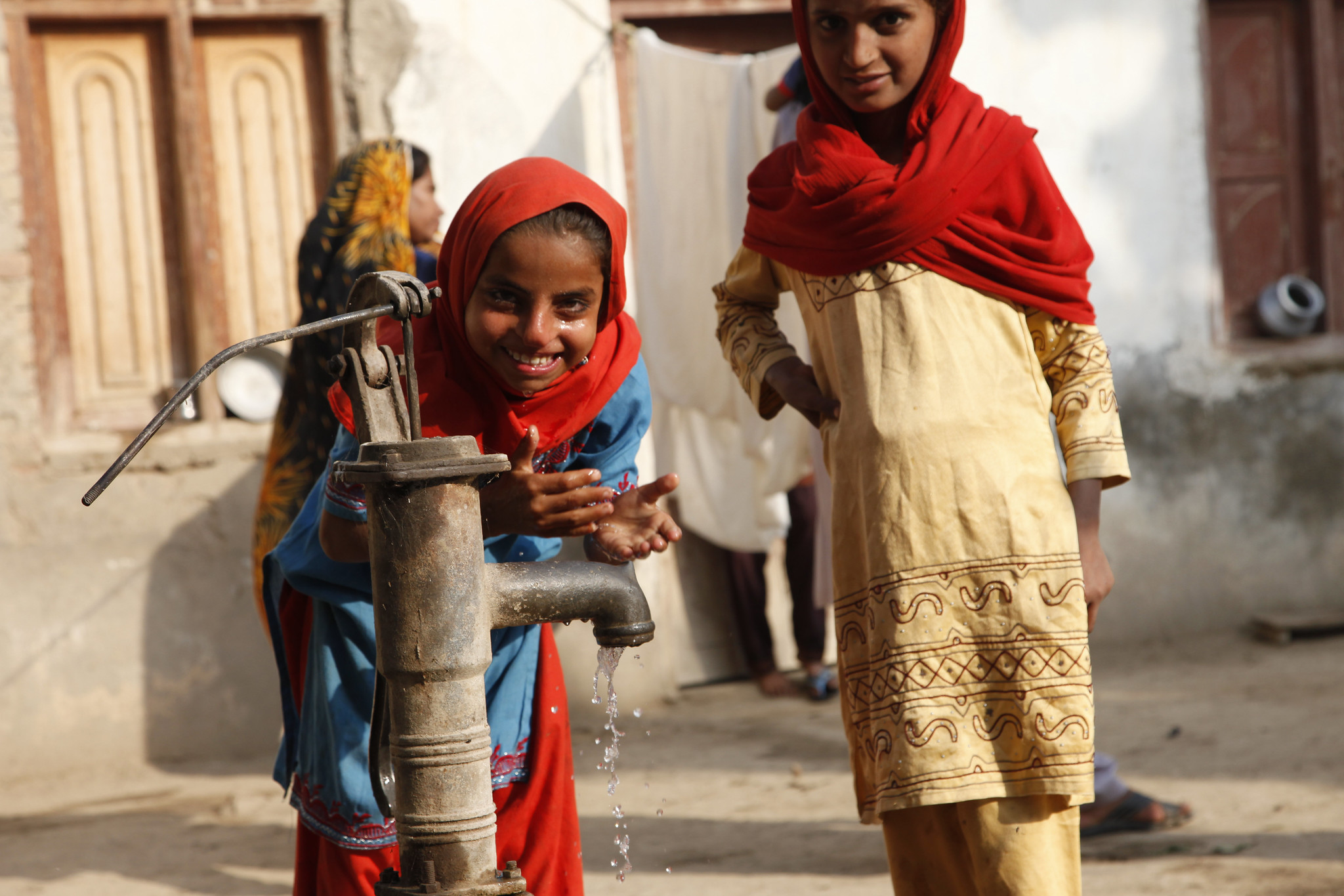 <p>meninas em vilarejo do paquistão tomando água</p>