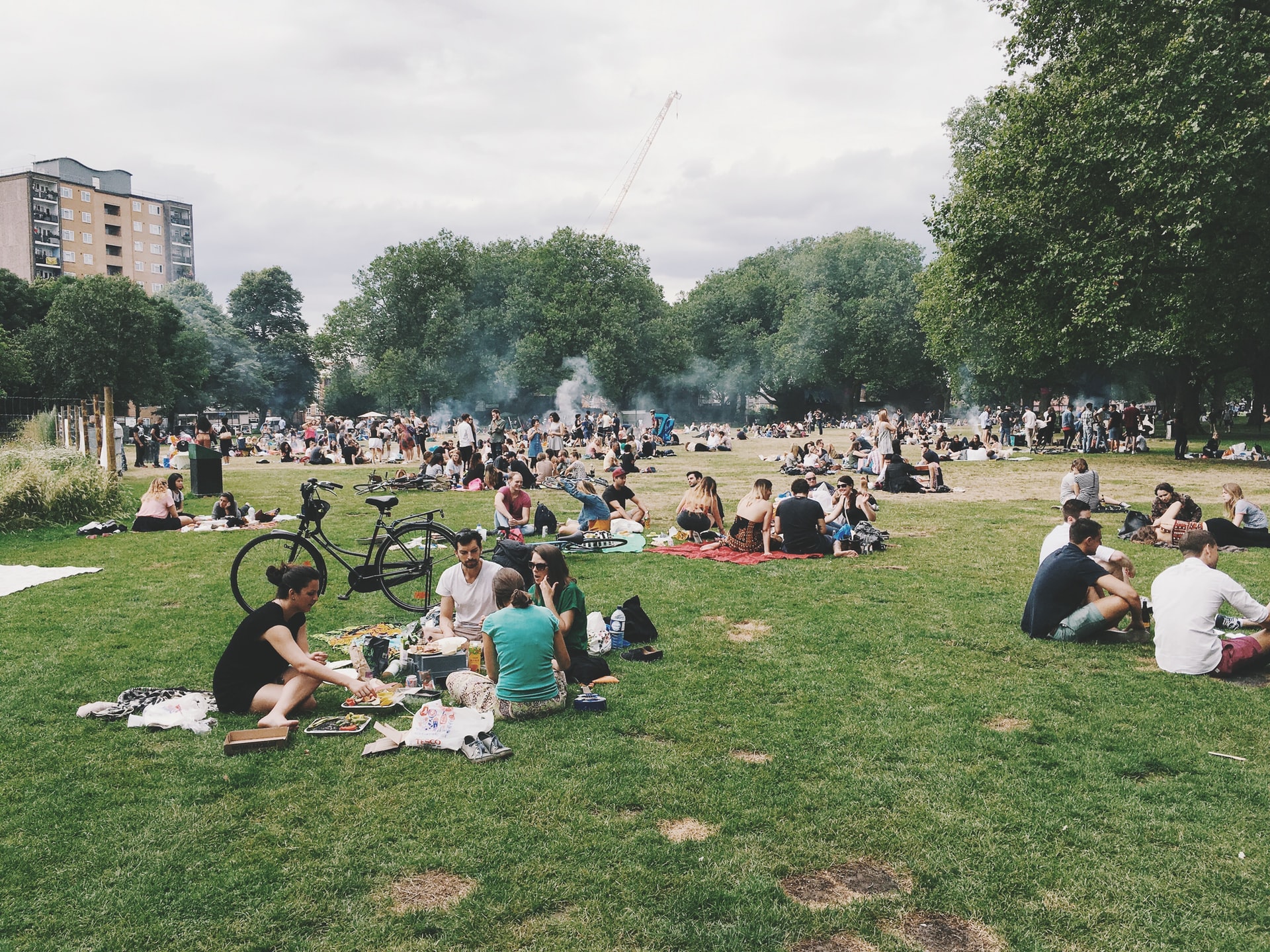 <p>imagem de pessoas sentadas em um parque</p>