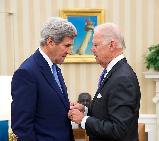 <p>imagem mostra Joe Biden ajustando paletó de John Kerry</p>