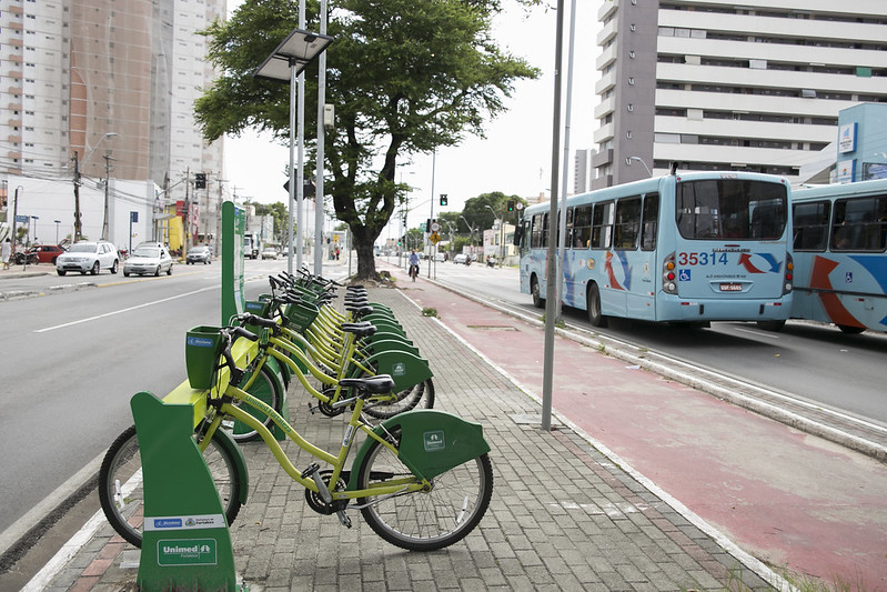 foto de ônibus e bicicleta