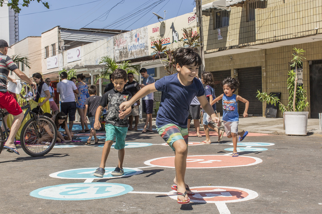 <p>Meninos brincando em intervenção urbana em Fortaleza</p>