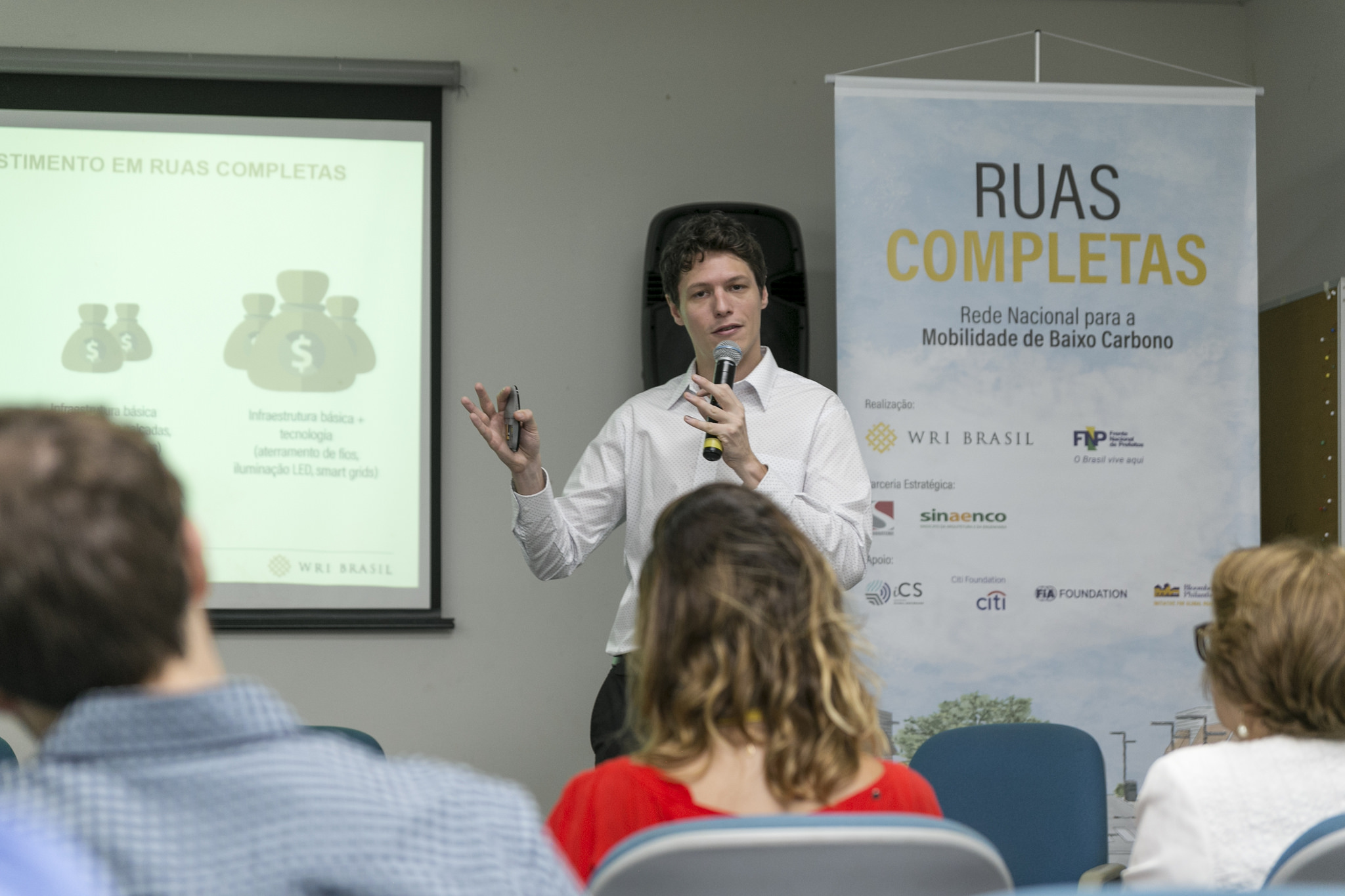 <p>Henrique Evers, coordenador de Desenvolvimento Urbano do WRI Brasil, apresentou possibilidades de financiamento para Ruas Completas (foto: Daniel Hunter/WRI Brasil)</p>