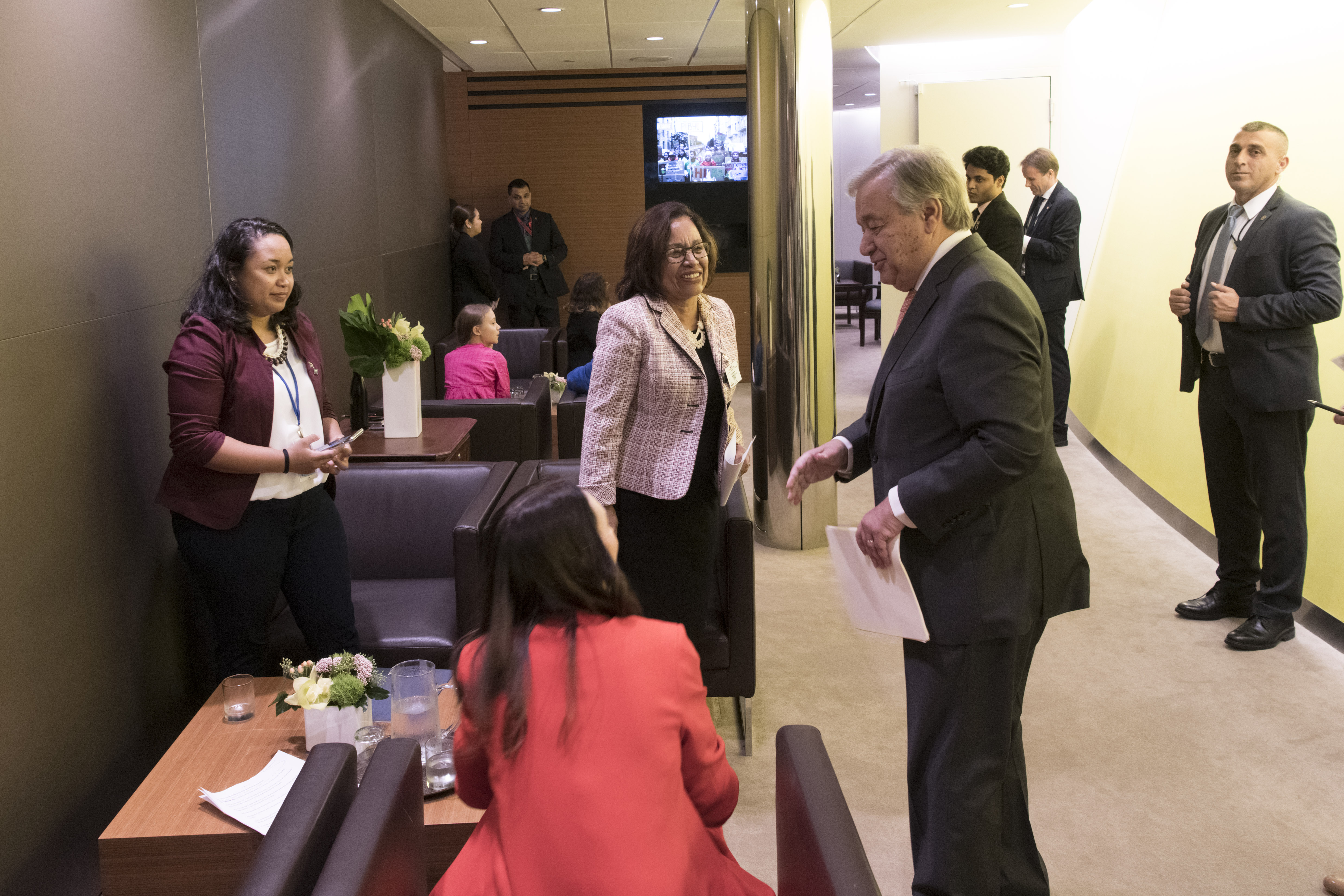 <p>A presidente das Ilhas Marshall, Hilda Heine (no centro, em pé) fala com o Secretário-Geral da ONU, Antonio Guterres, na Cúpula do Clima da ONU (foto: ONU)</p>
