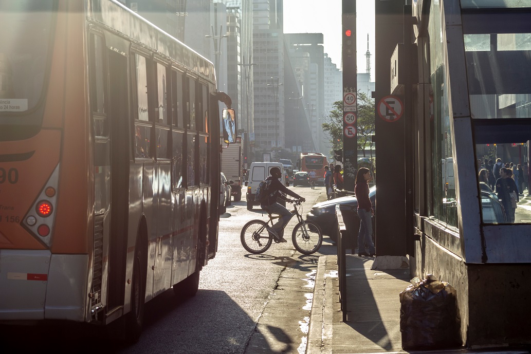 <p>foto de ônibus e bicicleta</p>